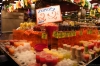 Etale jus de fruit dans le marché de Boqueria