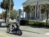 Biker devant le Custom House