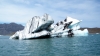 Gros glaçon sali par les éruptions volcaniques dans la lagune Jökulsárlón