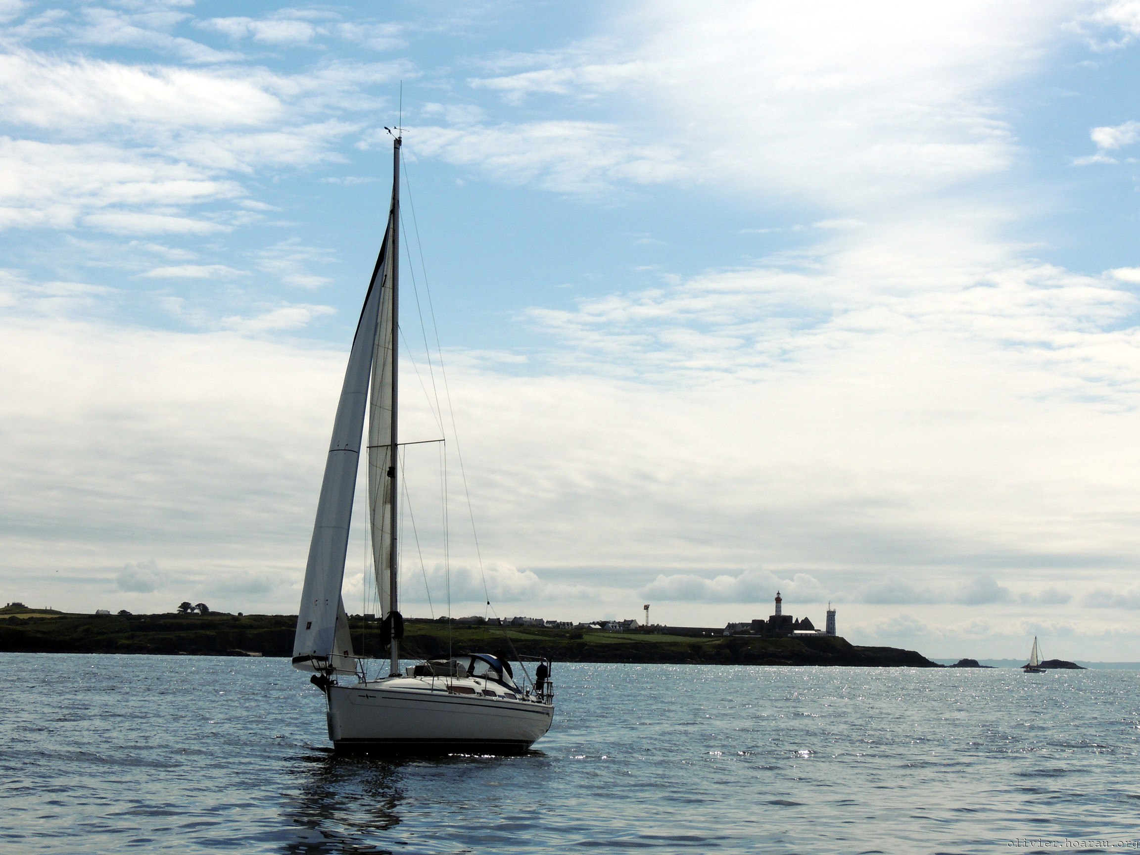Voilier devant le phare de Saint Mathieu