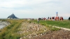 Procession devant le mont Saint Michel