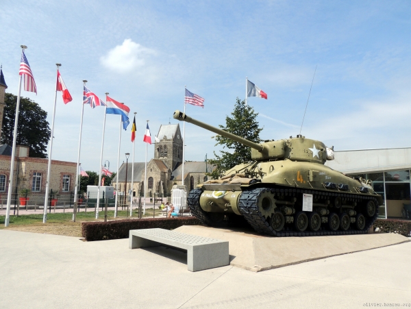Sherman devant le airborne Museum