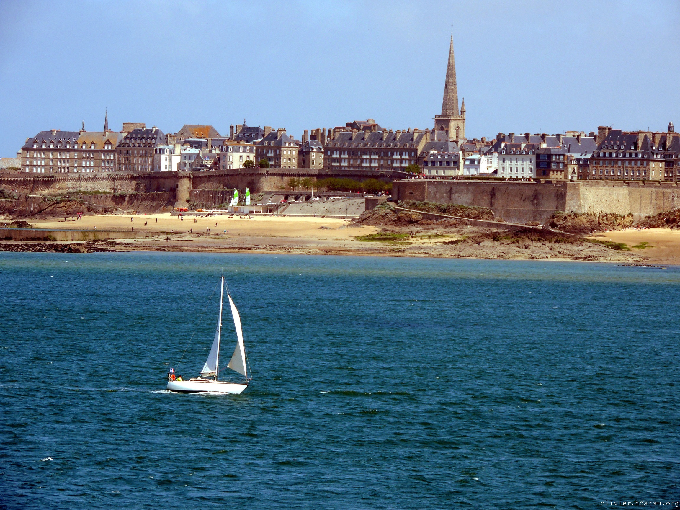 Voilier devant Saint Malo